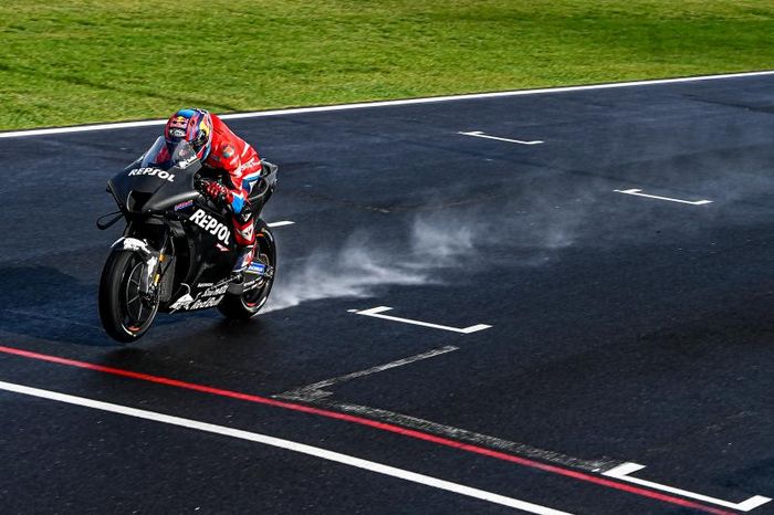 Stefan Bradl memacu Honda RC213V 2022 di sirkuit Misano pada Tes MotoGP Misano