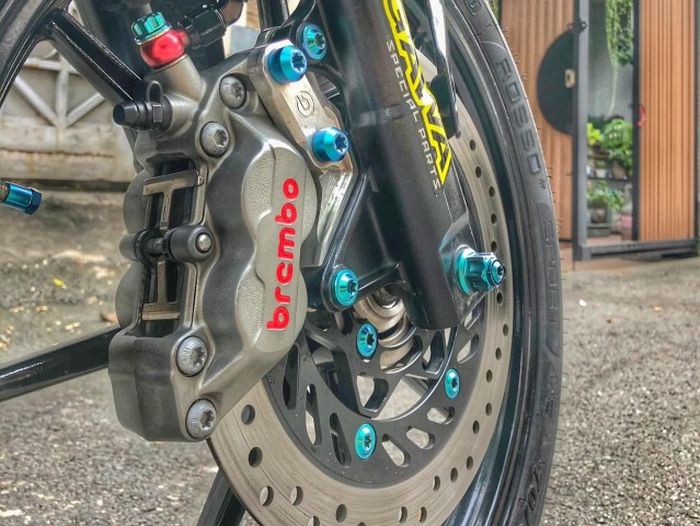 Kaki-kaki mendapat pelek dan pengereman berkaliper Brembo empat piston