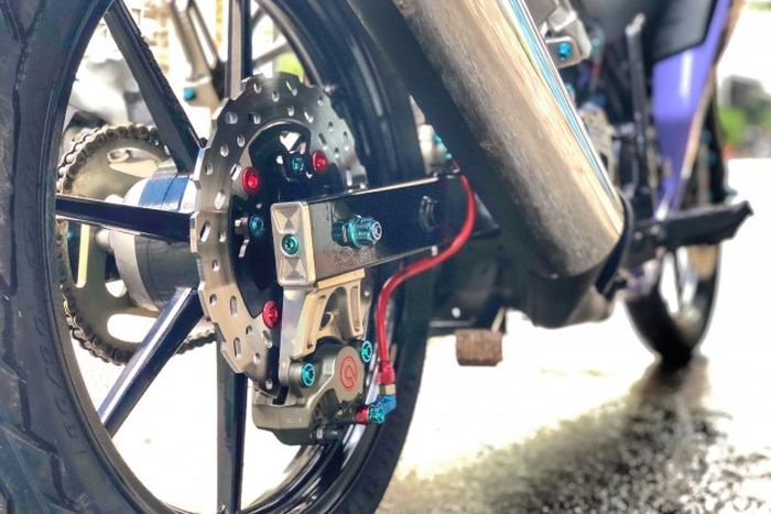Rem belakang mendapat kaliper Brembo dua piston dan cakram floating