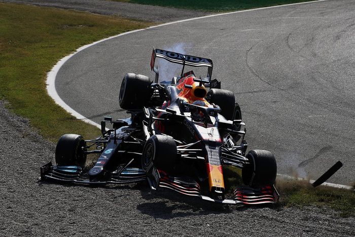Lewis Hamilton dan Max Verstappen tabrakan di balap F1 Italia 2021