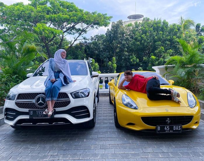 Lesti Kejora berpose di depan Mercedes-Benz GLE 450 AMG Line dan Rizky Billar di depan Ferrari California.