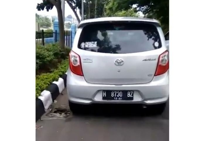 Toyota Agya bergoyang di tepi jalan di Banjir Kanal Barat, Semarang.