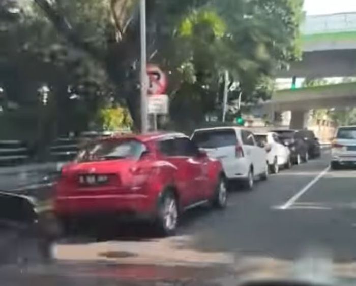 Rambu larangan parkir namun banyak yang melanggar di TL Jl Adityawarman, Kebayoran Baru, Jakarta Selatan, (20/9/21)