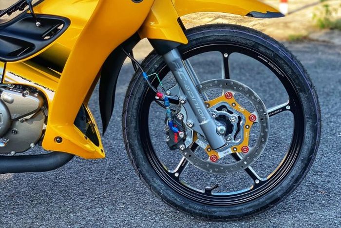 Kaki depannya mendapat pelek forged aluminium dan pengereman Brembo