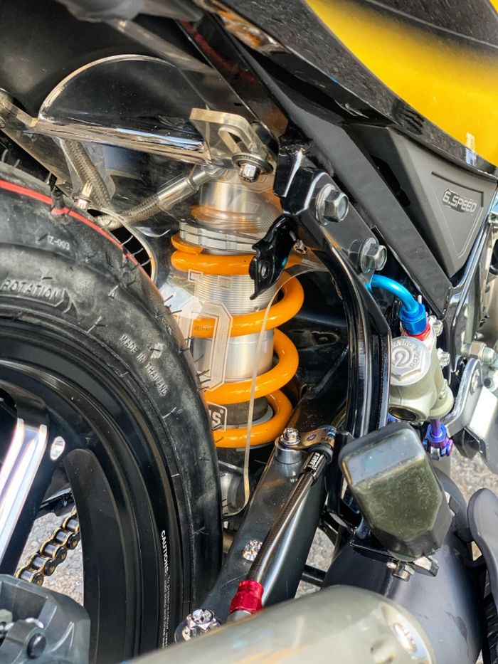 Shock belakang diganti dengan produk Ohlins