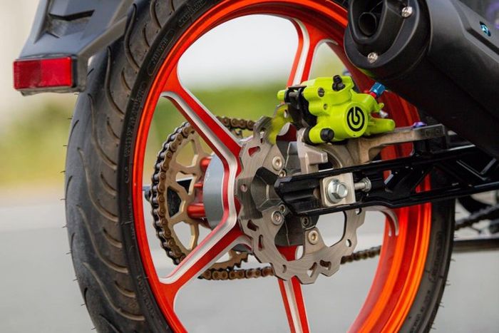 Untuk kaki belakang mendapatkan swingarm dan pengereman baru juga