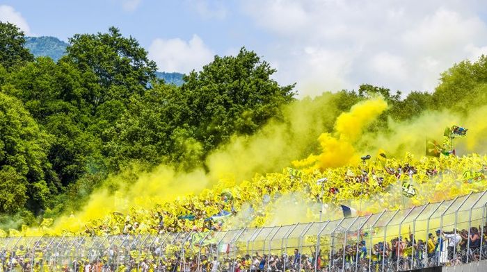 Tribun sirkuit Mugello kala MotoGP Italia atau MotoGP San Marino di Misano, selalu disesaki pada Rossifumi. 