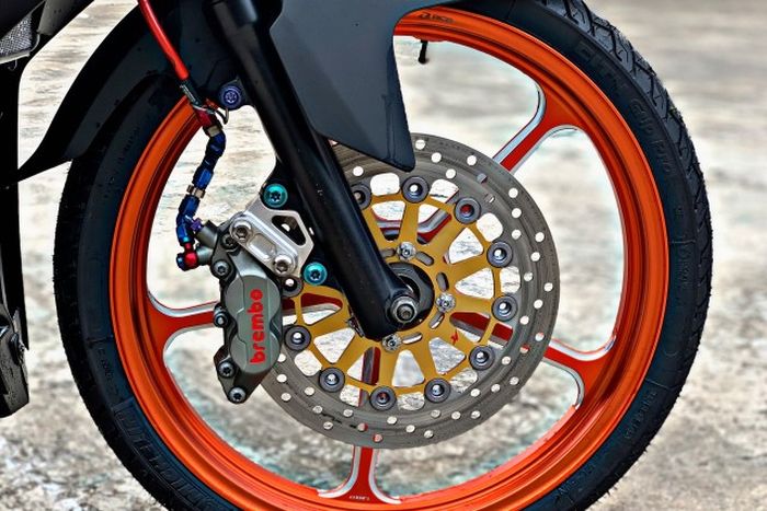Kaki-kakinya mendapat pelek RCB dan pengereman berkaliper Brembo