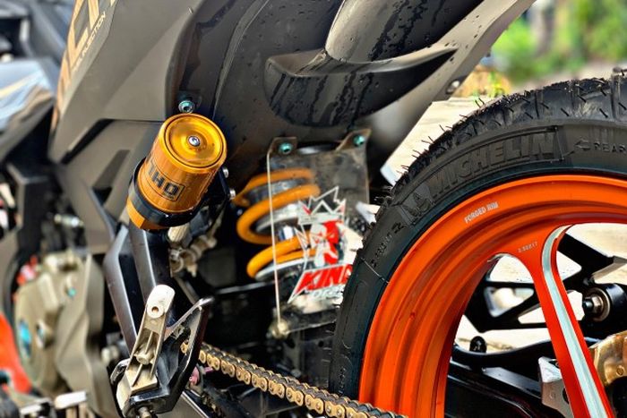 Shock belakang memakai Ohlins