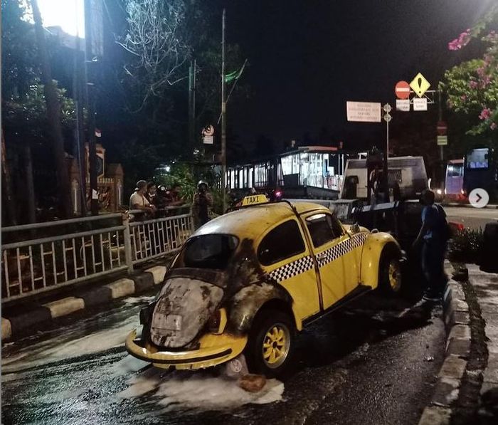 Petugas menderek VW Kodok yang terbakar di Jalan Raya Ragunan, Pasar Minggu, Jaksel