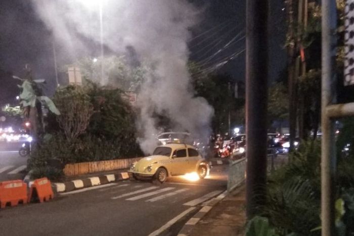 Kondisi saat VW Kodok masih terbakar