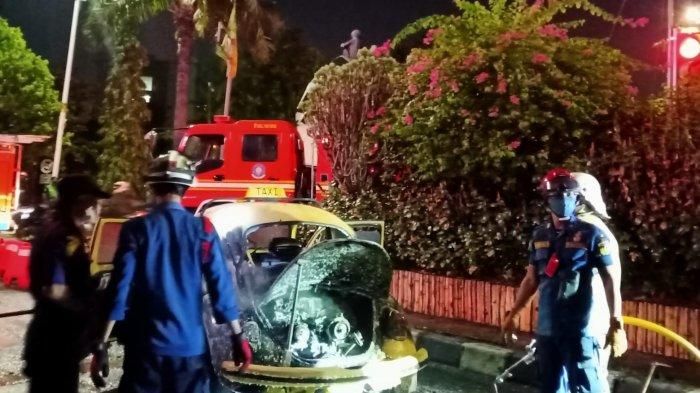 VW Kodok terbakar di Jalan Raya Ragunan, Pasar Minggu, Jaksel