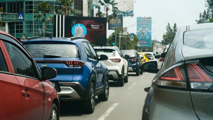 delapan mobil melakukan pengetesan Liga Irit 2021 di jalan dalam kota.