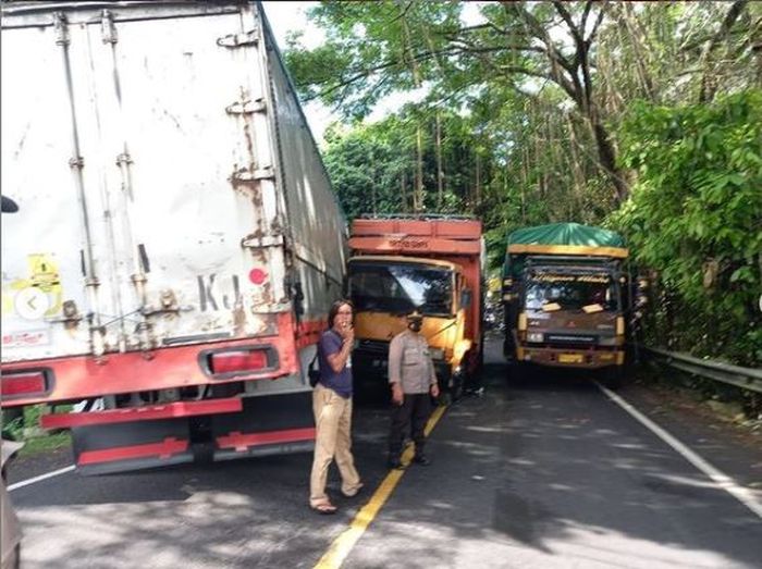 Kondisi terakhir truk muatan air galon menyeruduk truk wing box di jalan raya Denpasar-Gilimanuk
