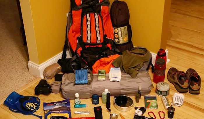 Ilustrasi beberapa perlengkapan outdoor untuk camping dan naik gunung