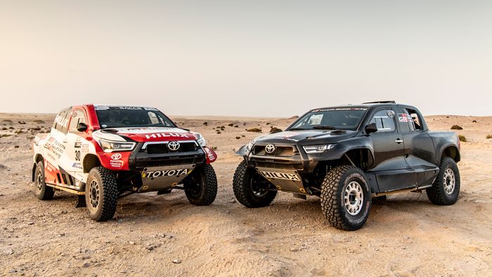 Toyota GR DKR Hilux T1+ bersama Hilux Dakar 2021.