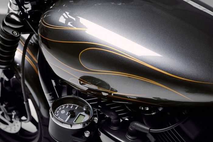 Tangki masih tetap standar dan panel instrumen dipindah ke sampingnya