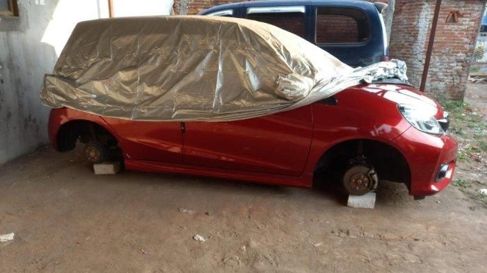 Honda Brio RS yang menjadi korban pencurian, keempat roda dimaling di lahan parkir kawasan Lowokwaru, kota Malang, Jatim