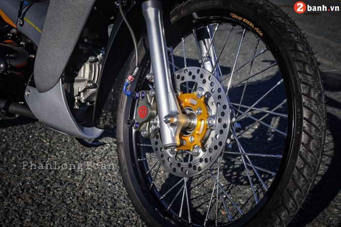 Kaki-kakinya mendapat pelek Excel dan pengereman berkaliper Brembo