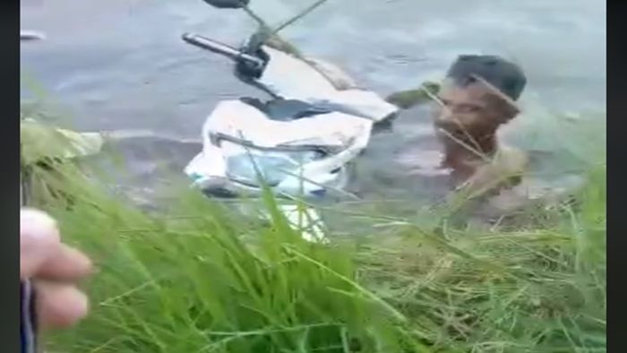 Viral seseorang mancing di sungai malah dapat motor Honda BeAT.