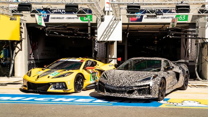 Chevrolet Corvette C8 prototipe bersama Corvette C8.R.