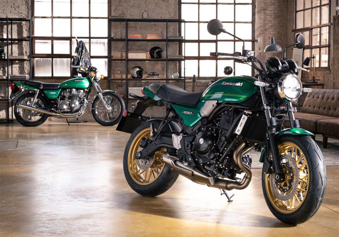 Kawasaki Z650RS bersandingan dengan Kawasaki Z650-B1