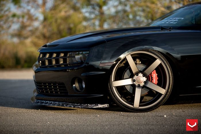 Modifikasi Chevrolet Camaro pakai pelek CV3R Vossen ukuran 22 inci