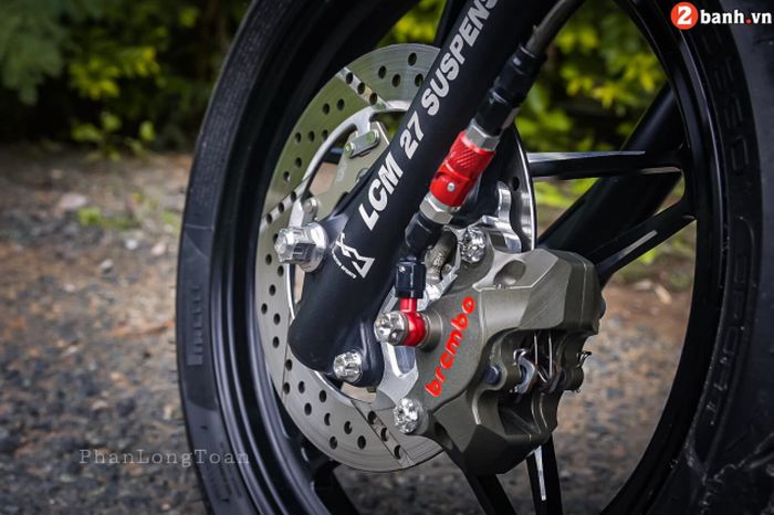 Kaki depan mendapat garpu LCM Suspension dan pengereman baru