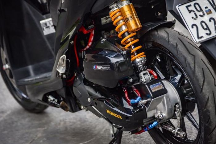 Shock belakang diganti dengan Ohlins