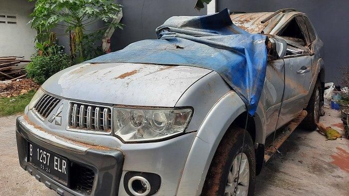 Mitsubishi Pajero Sport milik Sudarto usai dievakuasi karena ditimpa pohon di jalan raya Kalimulya, Cilodong, kota Depok