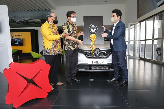 Serah terima secara simbolis Renault Triber kepada Bank DBS