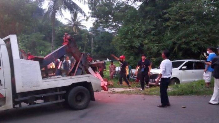 Proses evakuasi Toyota Avanza yang terperosok jurang di Palabuhan Ratu, Sukabumi, Jabar