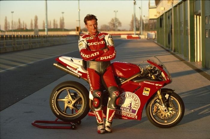 Pembalap WSBK asal Inggris, Carl Fogarty yang menjuarai Race 2 WSBK Indonesia 1994 dan juara dunia WSBK 1994.