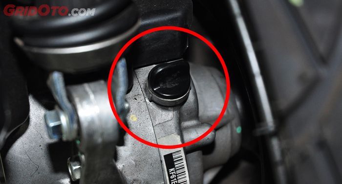 Buka penutup lubang pengisian oli gardan untuk mengecek kondisinya