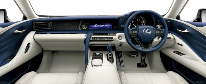 Interior Lexus LC Convertible warna putih-biru.