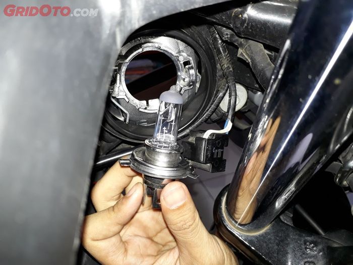 Cara pegang lampu halogen yang benar 