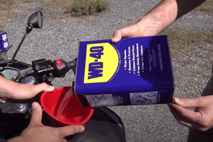 Cairan WD-40 digunakan sebagai bahan bakar