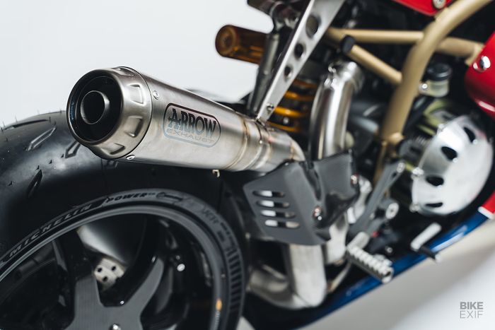 Dipasang exhaust system Arrow untuk menyempurnakan mesinnya