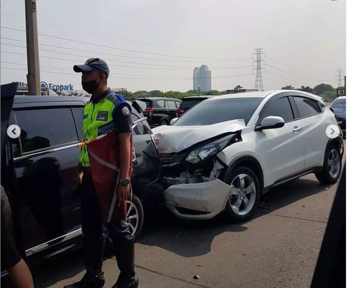 Honda HR-V dan lima mobil lain kecelakaan beruntun di tol Ancol Barat