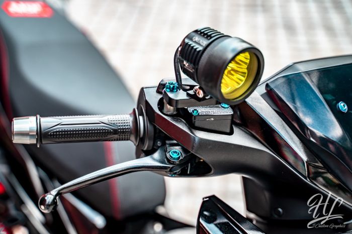 Area kokpit masih cukup standar dengan tambahan lampu sorot saja