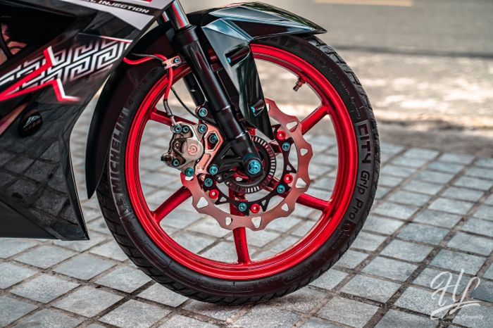 Kedua rodanya pakai pelek RCB dan berpengereman Brembo