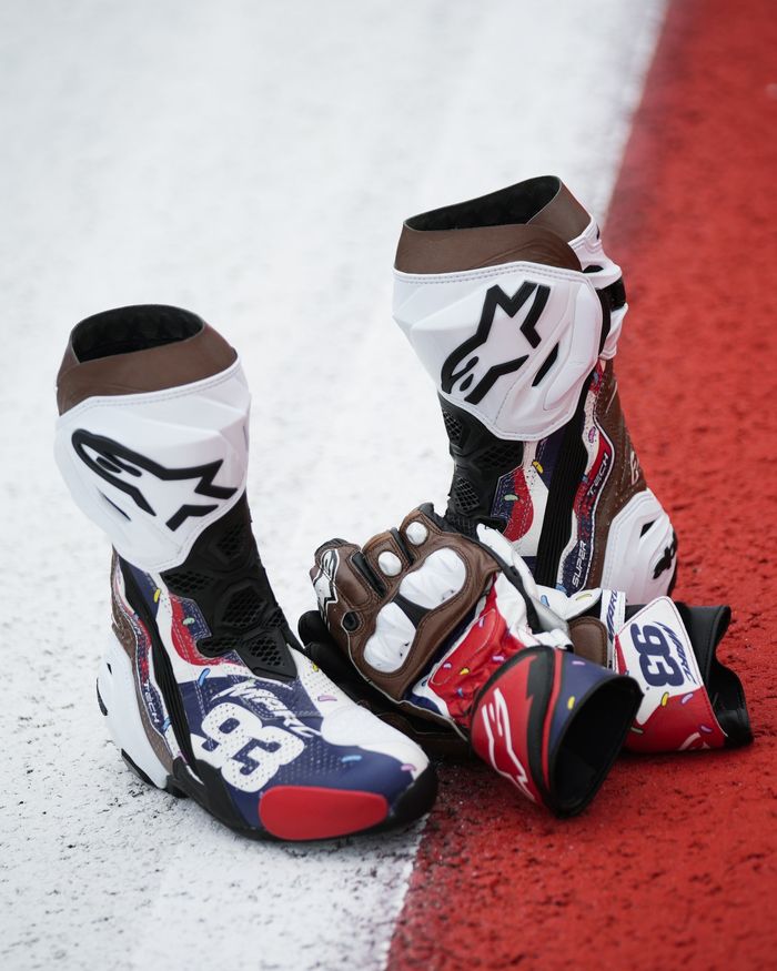 Sepatu dan sarung tangan balap Marc Marquez di MotoGP Amerika 2021