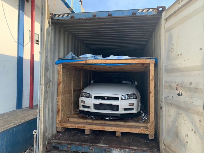 Nissan GT-R R34 yang masih berada di dalam peti kemas.