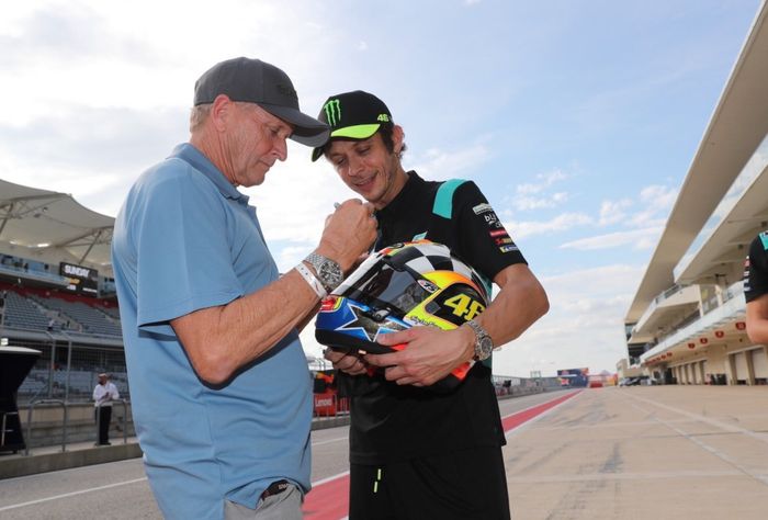 Kevin Schwantz kasih helm buat Valentino Rossi di MotoGP Amerika 2021