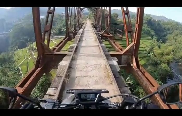 Pemandangan saat lewat jembatan yang cuma muat satu motor di Desa Sungapan, Ciwidey.