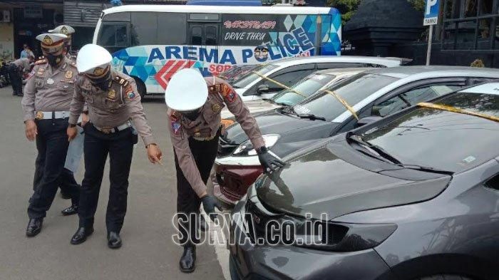 Puluhan mobil yang digunakan balapan liar dilakukan pengecekan oleh Satlantas Polresta Malang Kota, Senin (04/10). 