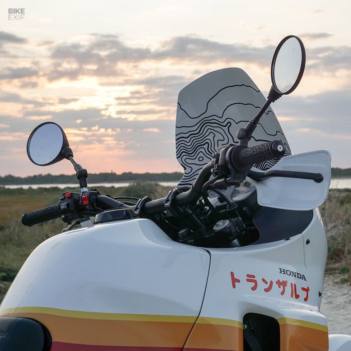 Area kokpit diperbarui dan dipasangi windshield yang lebih tinggi