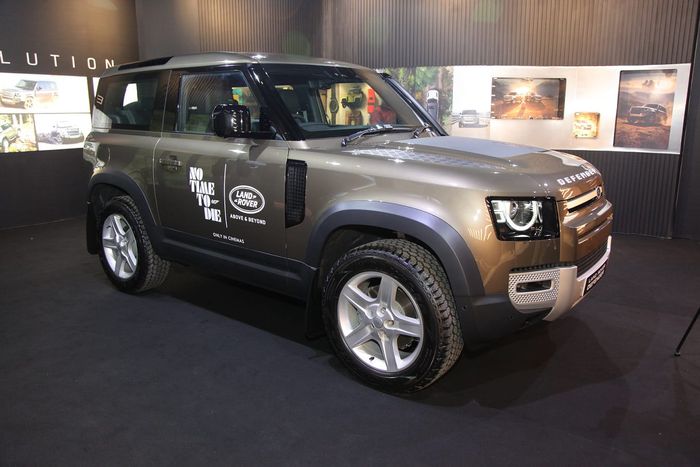 PT JLM Auto Indonesia hadirkan pop-up display Land Rover Defender di kawasan Jakarta Selatan