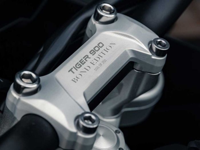 Triumph Tiger 900 Bond Edition 