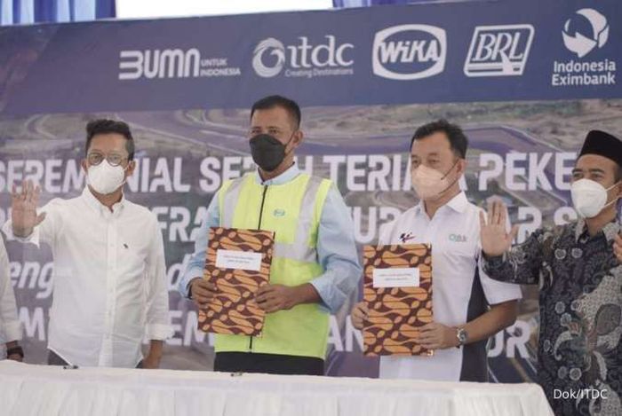 Serah terima pekerjaan infrastruktur dasar sirkuit Mandalika dari PT Wijaya Karya-PT Bunga Raya Lestari KSO.